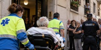 Desahucio de Maricarmen: la legalidad de un fracaso Mujer mayor sale en camilla de un edificio de Madrid acompañada por sanitarios, con vecinos y Policía Nacional durante un desahucio.