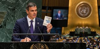 Pedro Sánchez interviene ante la Asamblea General de la ONU mientras sostiene la Carta de las Naciones Unidas y defiende el multilateralism