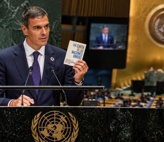Sánchez en la ONU: defender las reglas frente a la fuerza Pedro Sánchez interviene ante la Asamblea General de la ONU mientras sostiene la Carta de las Naciones Unidas y defiende el multilateralism