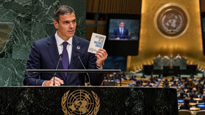 Pedro Sánchez interviene ante la Asamblea General de la ONU mientras sostiene la Carta de las Naciones Unidas y defiende el multilateralism
