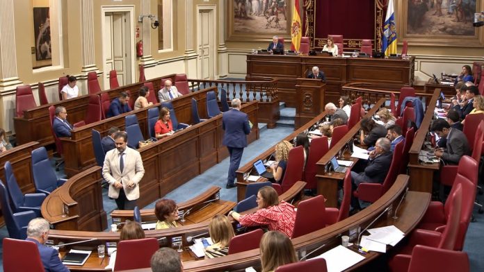 Sesión plenaria del Parlamento de Canarias con diputados en sus escaños durante el debate político celebrado en septiembre.