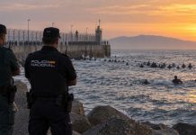 Debate sobre Ceuta: del eslogan a la decisión Agentes de la Guardia Civil y la Policía Nacional observan desde la costa a numerosas personas que intentan llegar a Ceuta por el mar durante una situación de frontera desbordada.