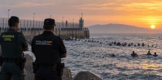 Debate sobre Ceuta: del eslogan a la decisión Agentes de la Guardia Civil y la Policía Nacional observan desde la costa a numerosas personas que intentan llegar a Ceuta por el mar durante una situación de frontera desbordada.