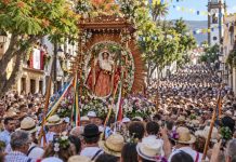 Bajada al Socorro: cuatro siglos de memoria de Güímar Multitud acompaña a la Virgen durante la Bajada al Socorro por las calles de Güímar, entre flores, cintas de colores y sombreros tradicionales.