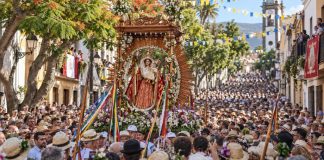 Bajada al Socorro: cuatro siglos de memoria de Güímar Multitud acompaña a la Virgen durante la Bajada al Socorro por las calles de Güímar, entre flores, cintas de colores y sombreros tradicionales.