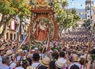 Bajada al Socorro: cuatro siglos de memoria de Güímar Multitud acompaña a la Virgen durante la Bajada al Socorro por las calles de Güímar, entre flores, cintas de colores y sombreros tradicionales.