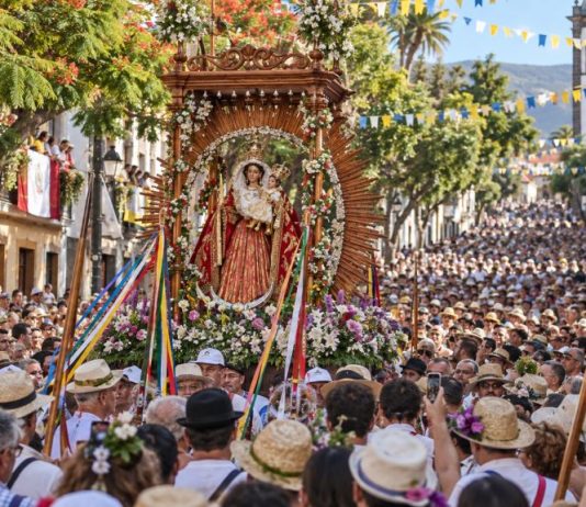 Bajada al Socorro: cuatro siglos de memoria de Güímar Multitud acompaña a la Virgen durante la Bajada al Socorro por las calles de Güímar, entre flores, cintas de colores y sombreros tradicionales.