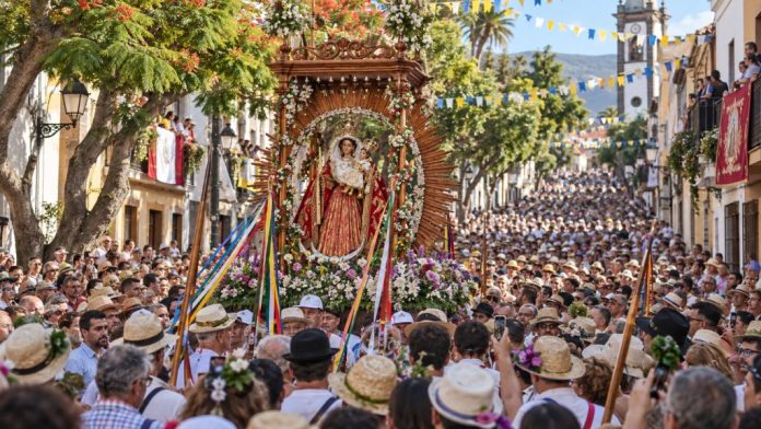 Socorro 1 Multitud acompaña a la Virgen durante la Bajada al Socorro por las calles de Güímar, entre flores, cintas de colores y sombreros tradicionales.