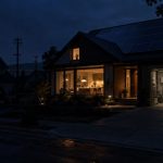 Placas solares durante un apagón: qué ocurre realmente Vivienda con paneles solares iluminada durante un apagón, mientras la red eléctrica exterior permanece sin servicio.