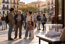 Adelanto electoral: vivienda y oportunidad progresista Urna electoral en primer plano y vecinos conversando en una plaza, representación de un posible adelanto electoral con la vivienda en el centro del debate.