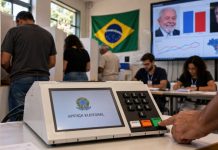 Encuestas electorales en Brasil: del error al fraude Recreación de un colegio electoral de Brasil con una urna electrónica en primer plano, ciudadanos votando y una pantalla con gráficos de encuestas presidenciales.