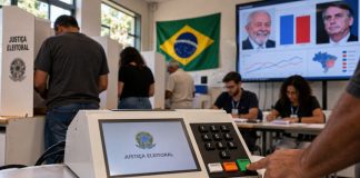 Recreación de un colegio electoral de Brasil con una urna electrónica en primer plano, ciudadanos votando y una pantalla con gráficos de encuestas presidenciales.
