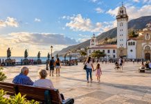 Ordenanza de convivencia en Candelaria: avances y mejoras Vista de la plaza de la Patrona de Canarias, en Candelaria, con vecinos y familias compartiendo el espacio público frente a la basílica, como símbolo de convivencia ciudadana.