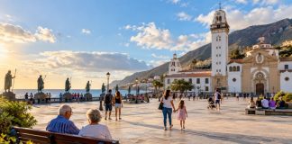 Ordenanza de convivencia en Candelaria: avances y mejoras Vista de la plaza de la Patrona de Canarias, en Candelaria, con vecinos y familias compartiendo el espacio público frente a la basílica, como símbolo de convivencia ciudadana.