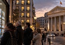 Política de vivienda: ocho años de medidas y bloqueos Personas observan anuncios de viviendas en alquiler junto al Congreso de los Diputados, símbolo del debate político sobre el acceso a la vivienda.