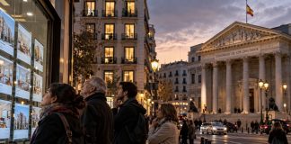 Política de vivienda: ocho años de medidas y bloqueos Personas observan anuncios de viviendas en alquiler junto al Congreso de los Diputados, símbolo del debate político sobre el acceso a la vivienda.