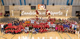 Deportistas de Candelaria 2026: gala y premiados Numerosos deportistas de distintas edades y clubes de Candelaria reunidos en un pabellón deportivo para celebrar los reconocimientos de 2026.