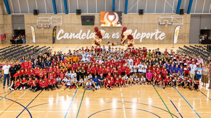 Numerosos deportistas de distintas edades y clubes de Candelaria reunidos en un pabellón deportivo para celebrar los reconocimientos de 2026.
