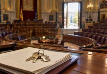 Las encuestas no votan: oportunidad progresista para el 29-N Hemiciclo del Congreso vacío con documentos parlamentarios y unas llaves de vivienda en primer plano, símbolo del debate político sobre vivienda y elecciones.