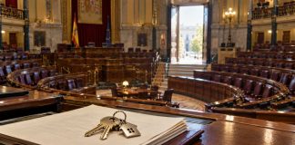 Las encuestas no votan: oportunidad progresista para el 29-N Hemiciclo del Congreso vacío con documentos parlamentarios y unas llaves de vivienda en primer plano, símbolo del debate político sobre vivienda y elecciones.