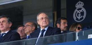 Florentino Pérez y el poder: ACS, medios y Bernabéu Florentino Pérez en primer plano, con el Santiago Bernabéu, ACS, medios de comunicación y documentos sobre adjudicaciones y Valdebebas en una composición editorial sobre el poder económico e institucional.
