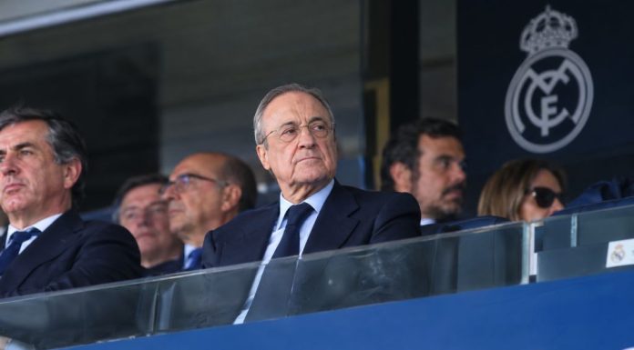 Florentino Pérez y el poder: ACS, medios y Bernabéu Florentino Pérez en primer plano, con el Santiago Bernabéu, ACS, medios de comunicación y documentos sobre adjudicaciones y Valdebebas en una composición editorial sobre el poder económico e institucional.