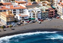 Playa de Olegario: así será su remodelación Vista aérea de la playa de Olegario, en Candelaria, con su arena volcánica negra, la calle La Piscina, los edificios del entorno y el océano Atlántico.