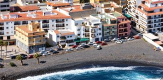 Playa de Olegario: así será su remodelación Vista aérea de la playa de Olegario, en Candelaria, con su arena volcánica negra, la calle La Piscina, los edificios del entorno y el océano Atlántico.