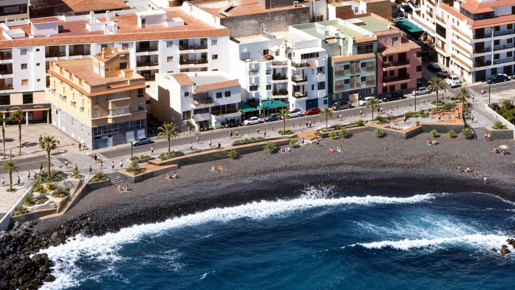Recreación arquitectónica de la futura remodelación de la playa de Olegario, con paseo renovado, plataformas de madera, jardinería y zonas de estancia.