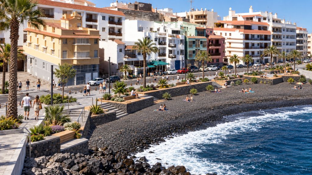 Recreación del nuevo frente marítimo de Olegario desde una perspectiva cercana, con pavimentos renovados, vegetación y espacios de descanso junto a la playa.