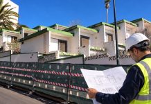Parcela del Tenerife Tour: qué viene después en Candelaria Ilustración fotorrealista de un ingeniero con casco y chaleco reflectante revisando planos de demolición frente al antiguo hotel Tenerife Tour, en Las Caletillas.