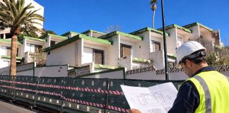 Parcela del Tenerife Tour: qué viene después en Candelaria Ilustración fotorrealista de un ingeniero con casco y chaleco reflectante revisando planos de demolición frente al antiguo hotel Tenerife Tour, en Las Caletillas.